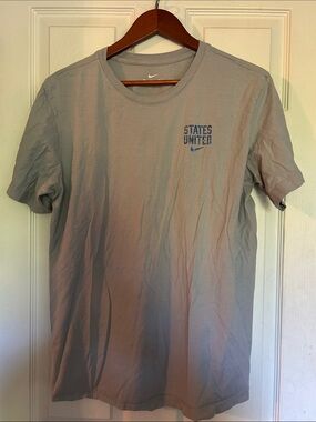 Nike Men's 'States United' Short-Sleeve Tee - Light Gray with Blue Logo